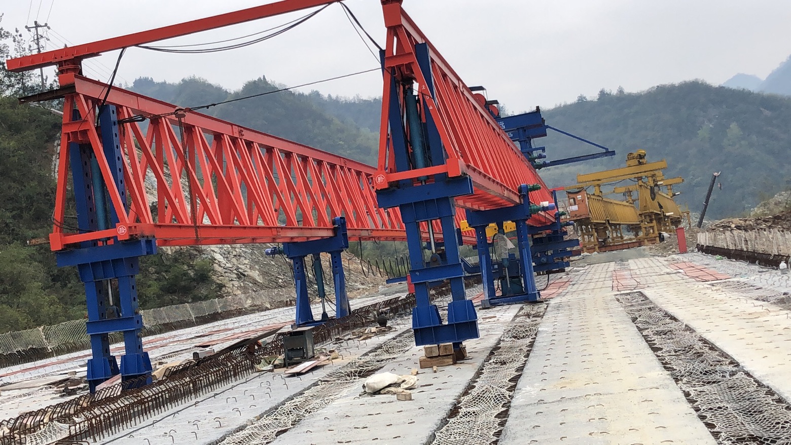 湖北十堰，十巫高速三標，采購我廠的JQ40-180新式架橋機