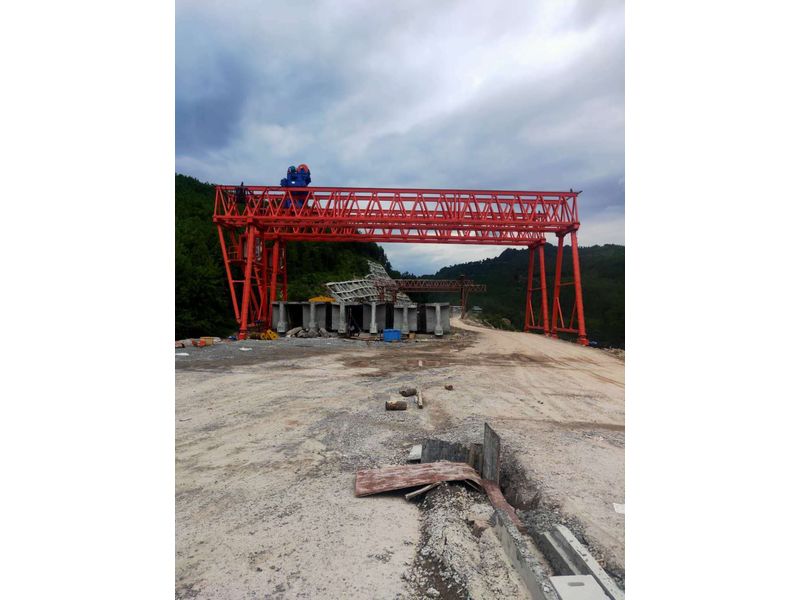 重慶匯森路橋工程建設(shè)有限公司，巴萬高速三標(biāo)項目部采購高遠重型MG100/10-24m-9m龍門吊兩臺，設(shè)備發(fā)貨出廠