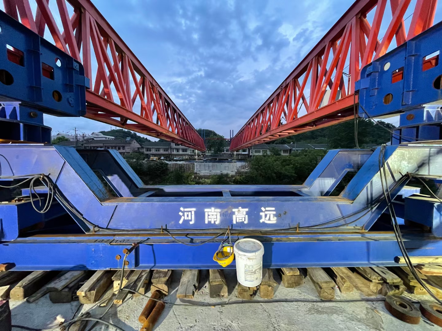 架橋機(jī)過(guò)孔時(shí)怎么才能保證安全性？